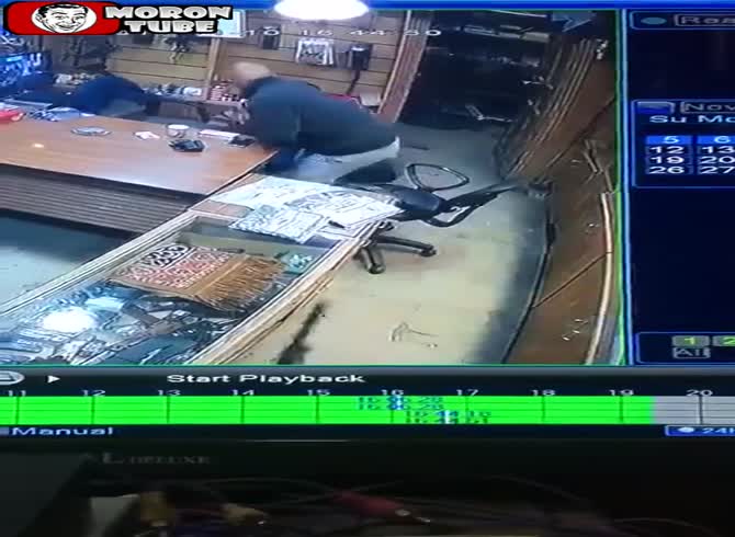 Video :An 11-year-old child just misses his father's head after unintentionally killing a gunsmith